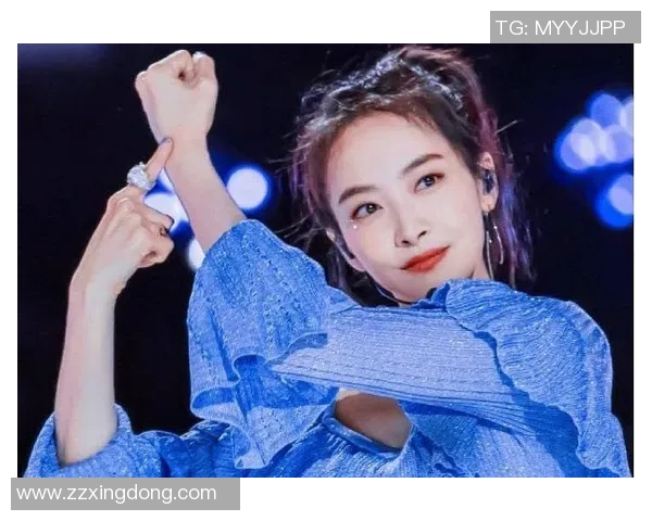 女明星穿搭篮球衫时尚写真展现青春活力与个性魅力